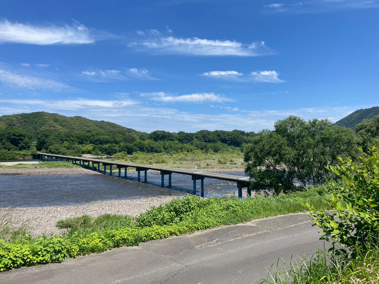 四万十川に架かる沈下橋を望む遊歩道