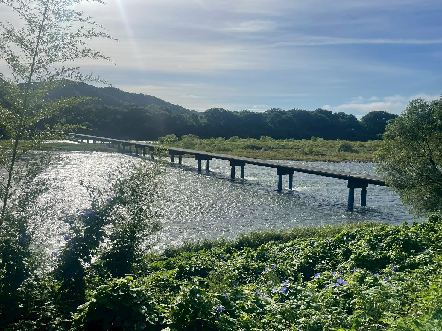 青空に映える佐田の沈下橋