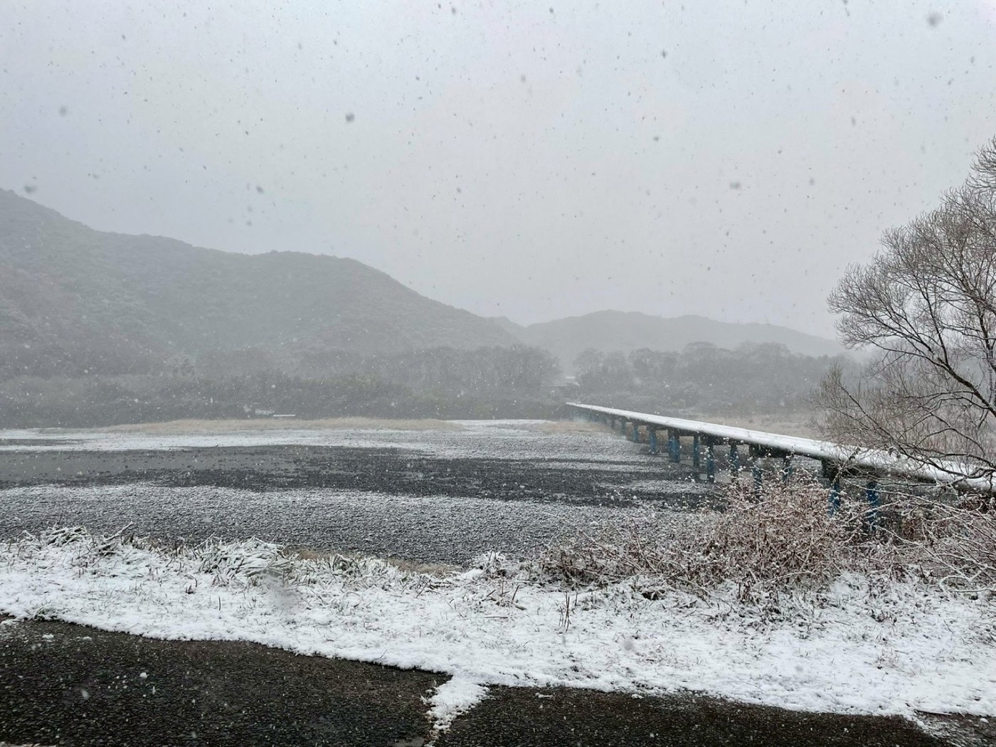 雪の日の佐田の沈下橋
