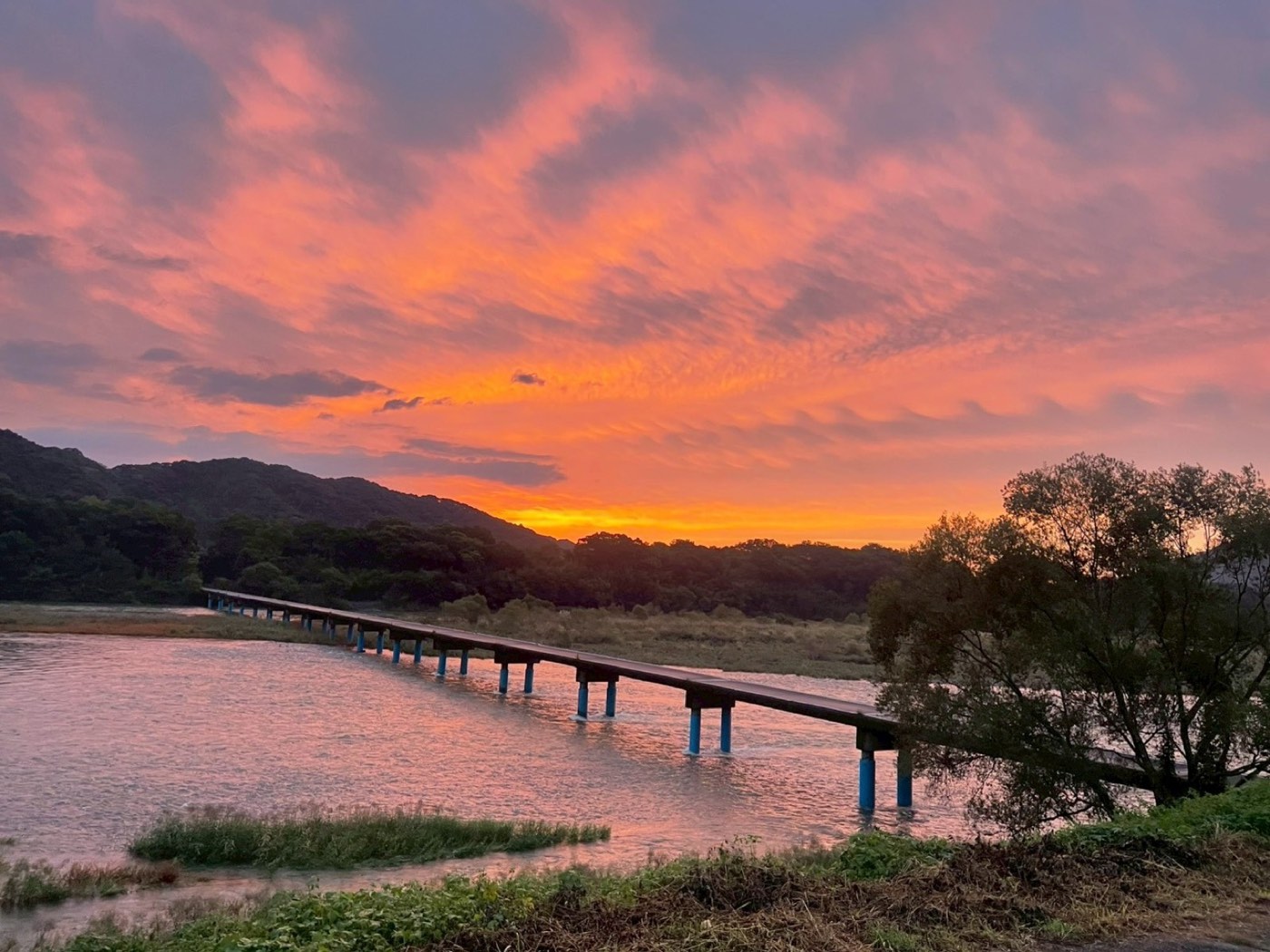 夕焼けに染まる佐田の沈下橋