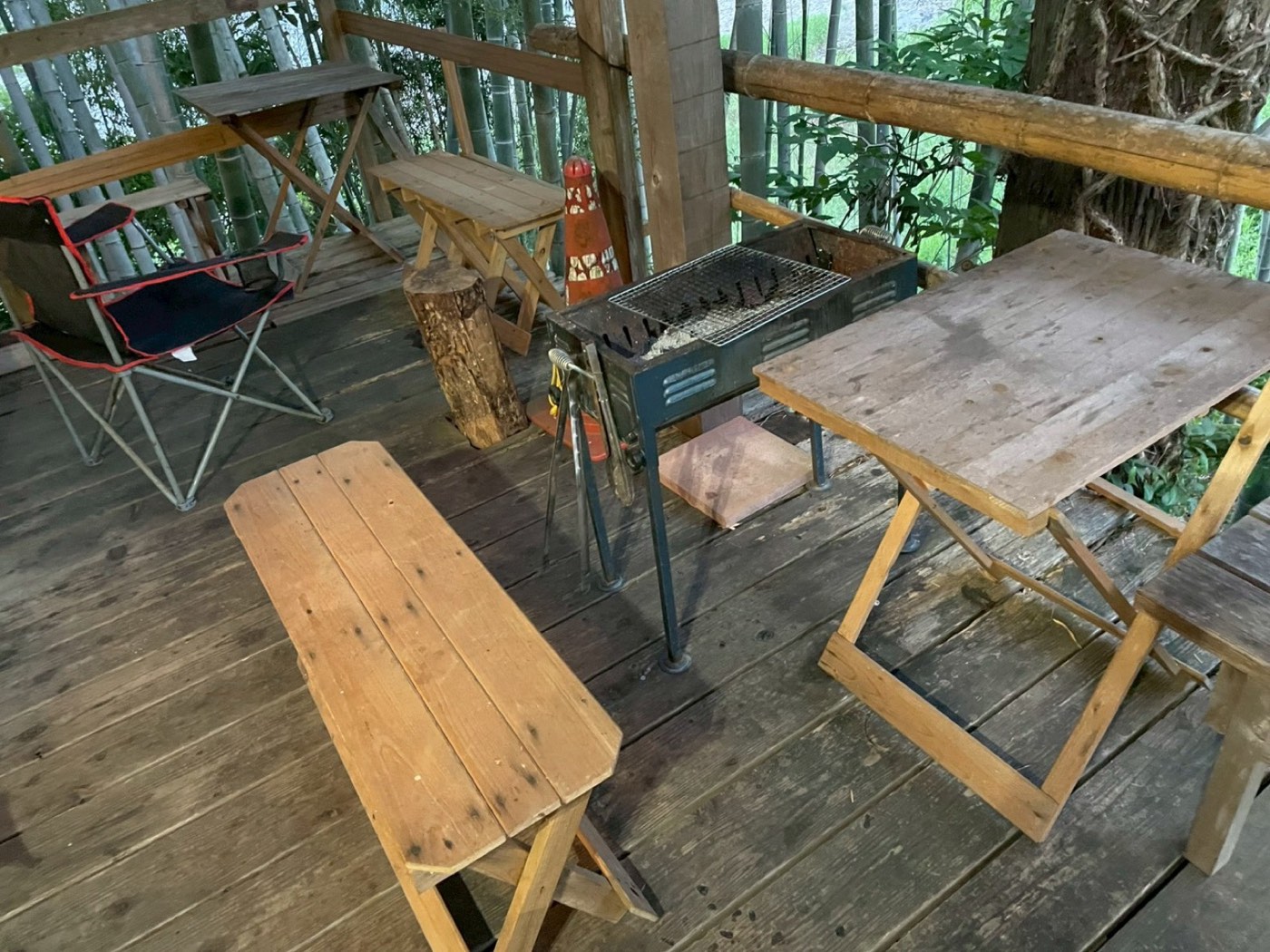 日中のウッドデッキとBBQコンロ