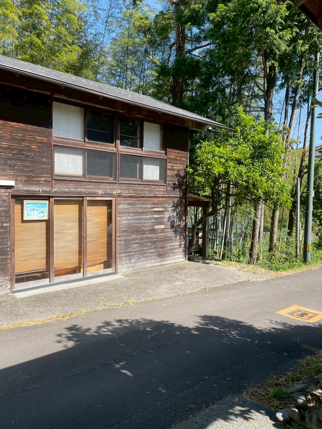四万十川のほとりに佇む木造の一棟貸切コテージ外観