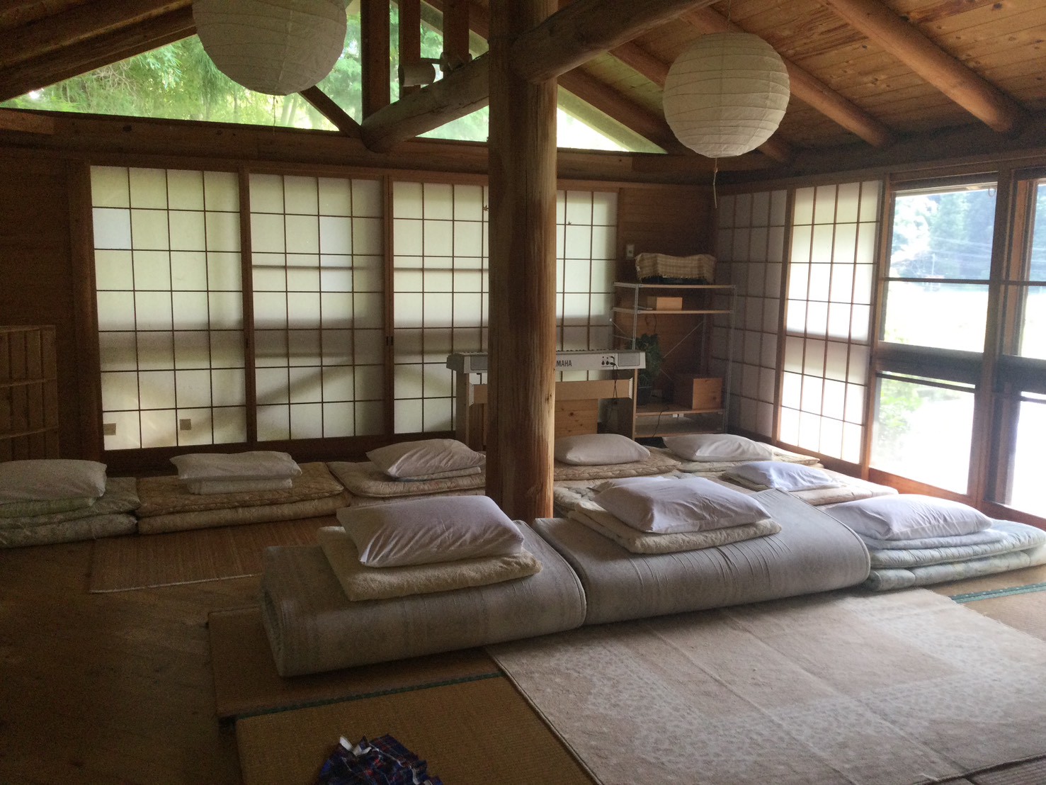 障子から柔らかな光が入る大広間