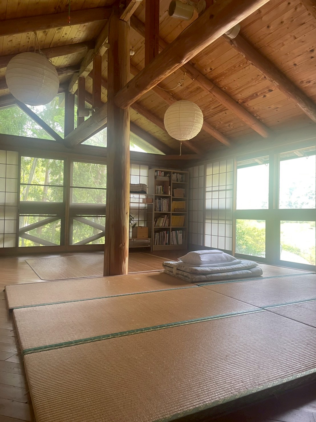 光の差し込む檜造りの畳大広間