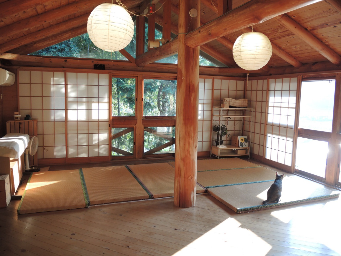 障子と提灯のある檜の大広間