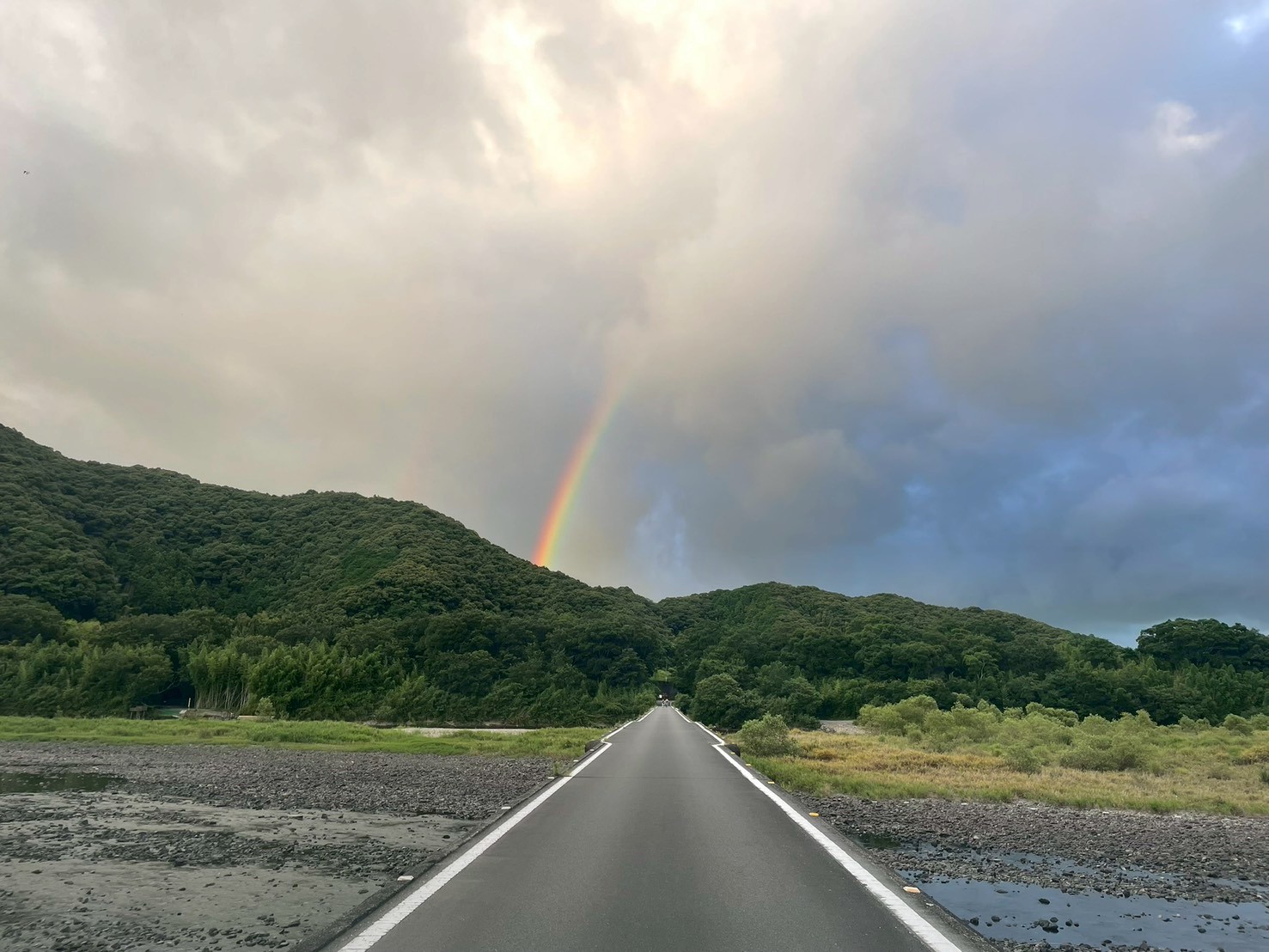 雨上がり、虹のかかる四万十の川辺の道